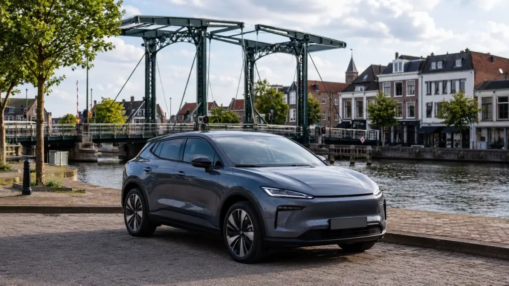 Elektrische auto bij de Alphense Brug in Alphen aan den Rijn voor een mobiele accutest