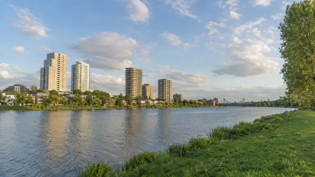 Hollandse IJssel en skyline van Capelle aan den IJssel bij een mobiele EV-accutest