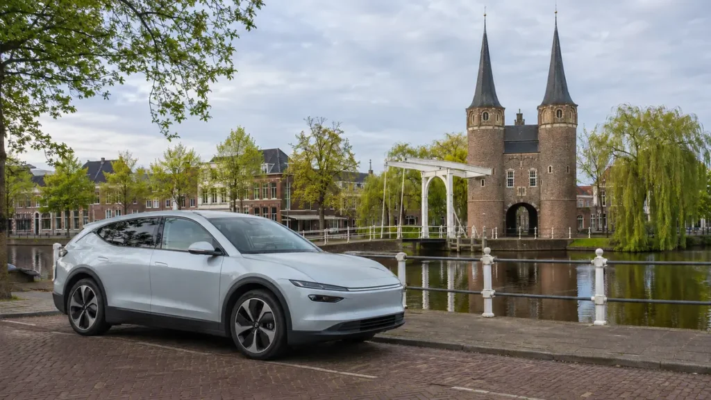 Elektrische auto bij de Oostpoort in Delft voor een mobiele accutest