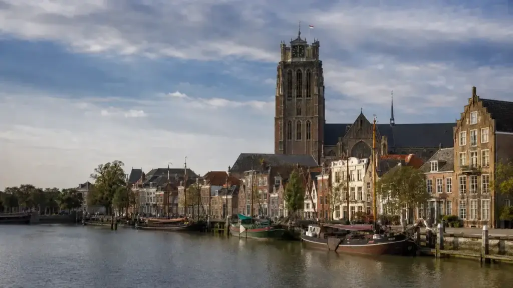 Historische haven van Dordrecht met de Grote Kerk bij een EV-accutest op locatie
