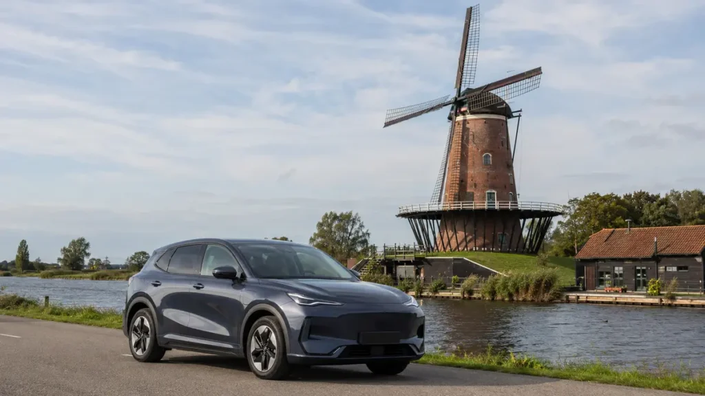 Elektrische auto bij Molen Windlust in Nieuwerkerk aan den IJssel