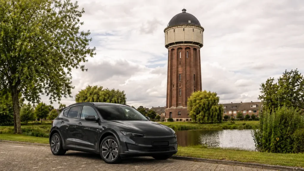 Elektrische auto met Watertoren De Tien Gemeenten in Zoetermeer voor een mobiele accutest