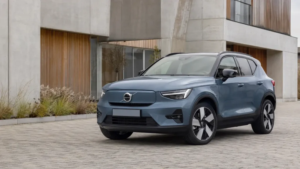 Blauwe elektrische Volvo XC40 Recharge bij artikel over Volvo accu testen